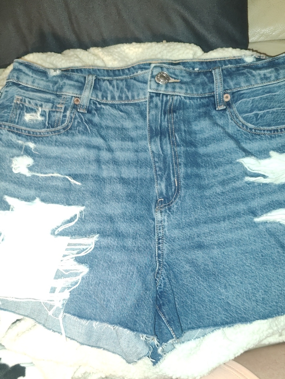 American Eagle Outfitters blue distressed women's denim shorts